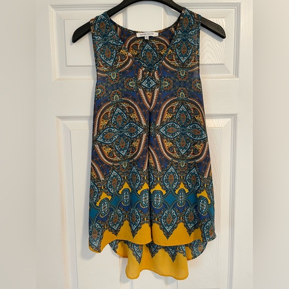 Rose & Olive Tops - EUC Rose & Olive Sleeveless Blouse Size M